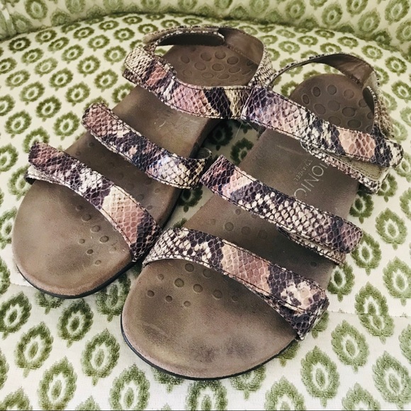 vionic snake print shoes